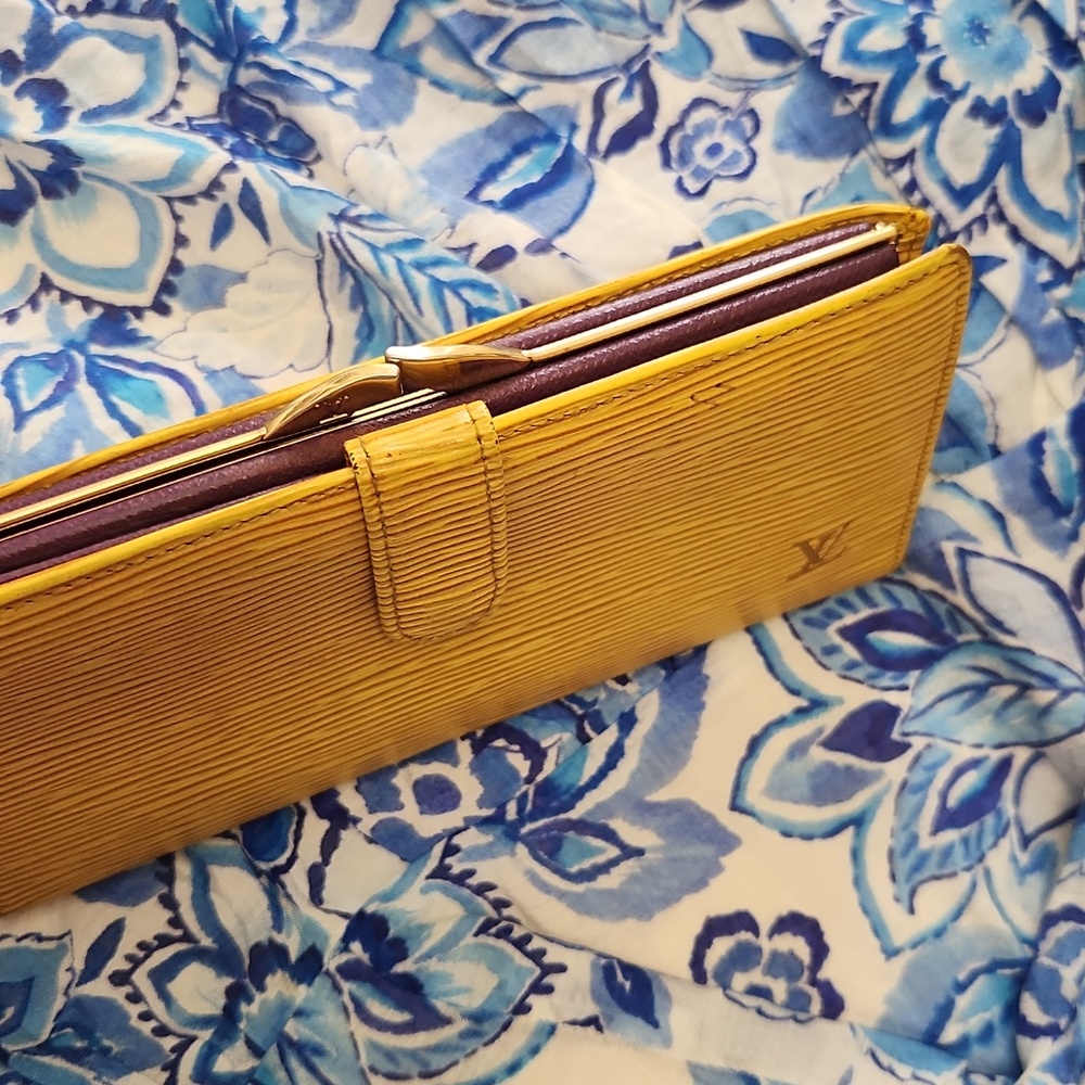 LV Kiss Lock EPI Wallet. Gorgeous Long Wallet In Striking Yellow And Purple! - Picture 2 of 13